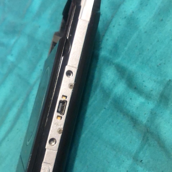 2000 PLAYSTATION PSP Console - Picture 5 of 6